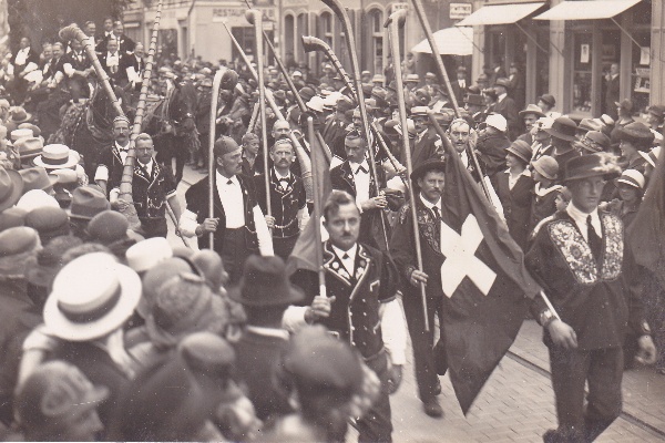 Eidg-Jodlerfest-Basel-1924---Hirtenhorngruppe--Quelle-Bildarchiv-EJV.jpg
